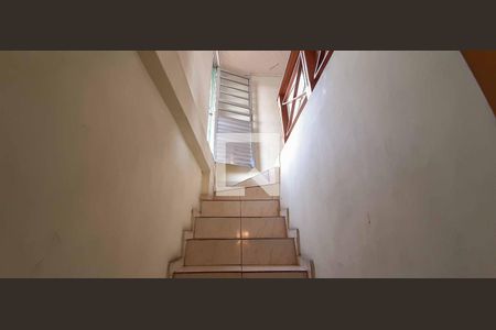 Casa à venda com 141m², 4 quartos e 2 vagas Casa à venda com 141m², 4 quartos e 2 vagasEscada