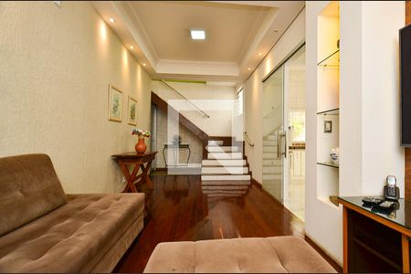 Casa à venda com 297m², 5 quartos e 3 vagas Casa à venda com 297m², 5 quartos e 3 vagasSala de TV