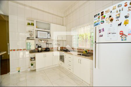 Casa à venda com 297m², 5 quartos e 3 vagas Casa à venda com 297m², 5 quartos e 3 vagasCozinha