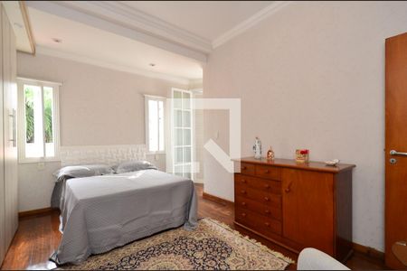 Casa à venda com 297m², 5 quartos e 3 vagas Casa à venda com 297m², 5 quartos e 3 vagasQuarto1/ suite