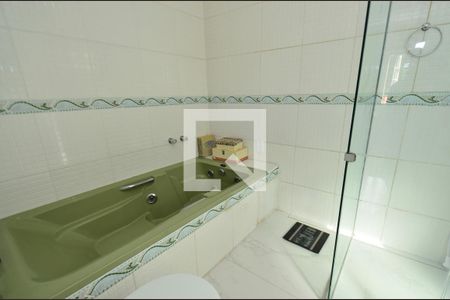 Casa à venda com 297m², 5 quartos e 3 vagas Casa à venda com 297m², 5 quartos e 3 vagasBanheiro suite