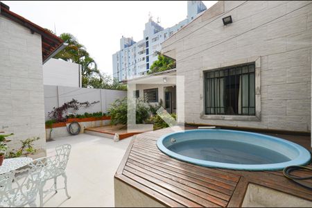 Casa à venda com 297m², 5 quartos e 3 vagas Casa à venda com 297m², 5 quartos e 3 vagasArea privativa