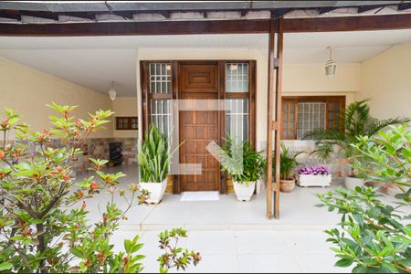 Casa à venda com 297m², 5 quartos e 3 vagas Casa à venda com 297m², 5 quartos e 3 vagasEntrada da casa