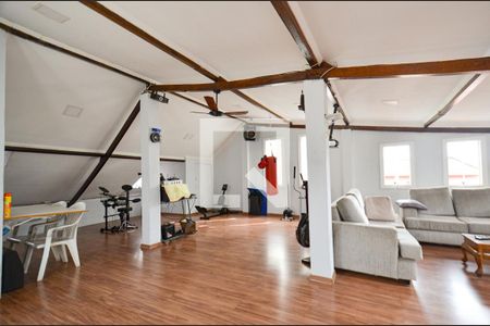 Casa à venda com 297m², 5 quartos e 3 vagas Casa à venda com 297m², 5 quartos e 3 vagasEspaço 2o piso