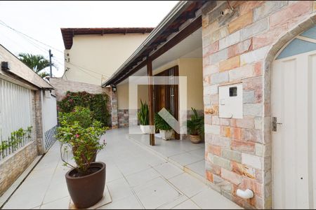 Casa à venda com 297m², 5 quartos e 3 vagas Casa à venda com 297m², 5 quartos e 3 vagasEntrada da casa