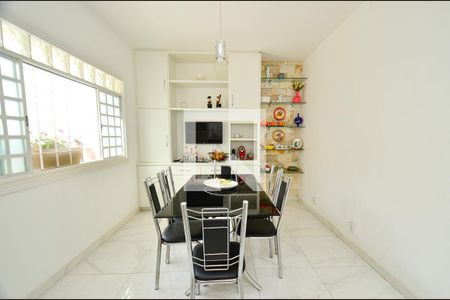 Casa à venda com 297m², 5 quartos e 3 vagas Casa à venda com 297m², 5 quartos e 3 vagasCopa