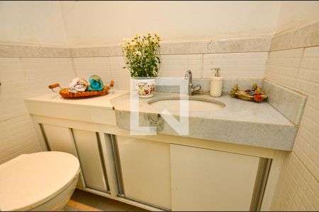 Casa à venda com 297m², 5 quartos e 3 vagas Casa à venda com 297m², 5 quartos e 3 vagasLavabo