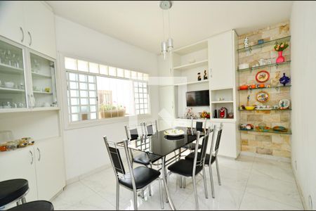 Casa à venda com 297m², 5 quartos e 3 vagas Casa à venda com 297m², 5 quartos e 3 vagasCopa