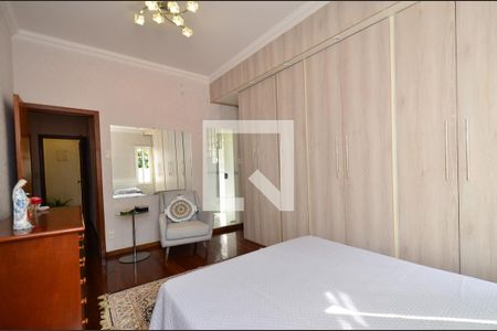 Casa à venda com 297m², 5 quartos e 3 vagas Casa à venda com 297m², 5 quartos e 3 vagasQuarto1/ suite