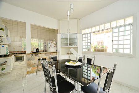 Casa à venda com 297m², 5 quartos e 3 vagas Casa à venda com 297m², 5 quartos e 3 vagasCopa