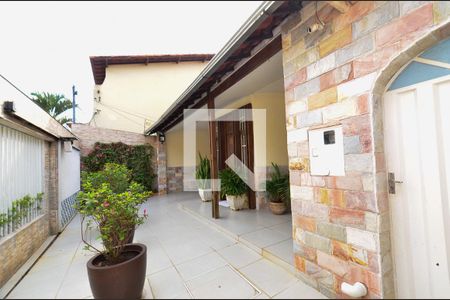 Casa à venda com 297m², 5 quartos e 3 vagas Casa à venda com 297m², 5 quartos e 3 vagasEntrada da casa