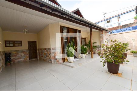 Casa à venda com 297m², 5 quartos e 3 vagas Casa à venda com 297m², 5 quartos e 3 vagasEntrada da casa