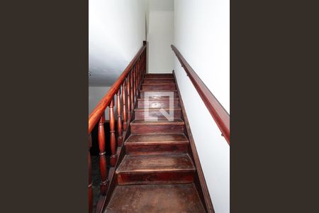 Casa à venda com 157m², 3 quartos e 1 vaga Casa à venda com 157m², 3 quartos e 1 vagaEscada