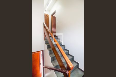 Casa de condomínio para alugar com 575m², 7 quartos e 6 vagas Casa de condomínio para alugar com 575m², 7 quartos e 6 vagasEscada