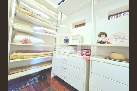 Casa de condomínio à venda com 300m², 4 quartos e 6 vagas Casa de condomínio à venda com 300m², 4 quartos e 6 vagasCloset