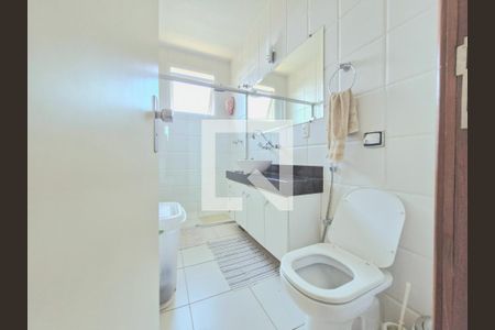 Casa de condomínio à venda com 300m², 4 quartos e 6 vagas Casa de condomínio à venda com 300m², 4 quartos e 6 vagasBanheiro social 2