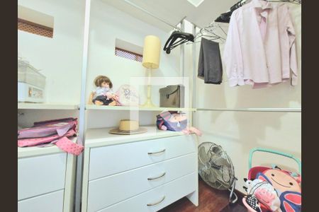 Casa de condomínio à venda com 300m², 4 quartos e 6 vagas Casa de condomínio à venda com 300m², 4 quartos e 6 vagasCloset