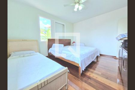 Casa de condomínio à venda com 300m², 4 quartos e 6 vagas Casa de condomínio à venda com 300m², 4 quartos e 6 vagasQuarto 1