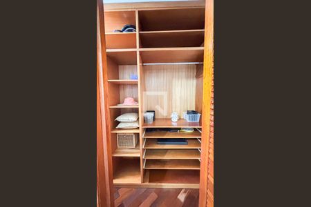 Casa à venda com 339m², 3 quartos e 5 vagas Casa à venda com 339m², 3 quartos e 5 vagasSuíte 2 - Closet