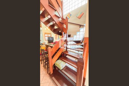 Casa à venda com 339m², 3 quartos e 5 vagas Casa à venda com 339m², 3 quartos e 5 vagasEscada