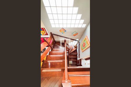 Casa à venda com 339m², 3 quartos e 5 vagas Casa à venda com 339m², 3 quartos e 5 vagasEscada