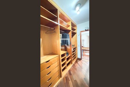 Casa à venda com 339m², 3 quartos e 5 vagas Casa à venda com 339m², 3 quartos e 5 vagasSuite 1 - Closet