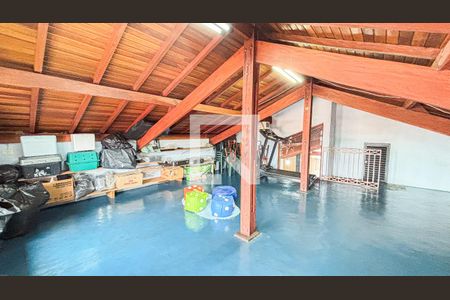 Casa à venda com 339m², 3 quartos e 5 vagas Casa à venda com 339m², 3 quartos e 5 vagasSótão