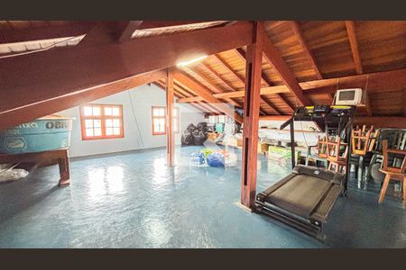 Casa à venda com 339m², 3 quartos e 5 vagas Casa à venda com 339m², 3 quartos e 5 vagasSótão