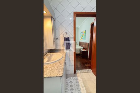 Casa à venda com 339m², 3 quartos e 5 vagas Casa à venda com 339m², 3 quartos e 5 vagasBanheiro da Suíte 2