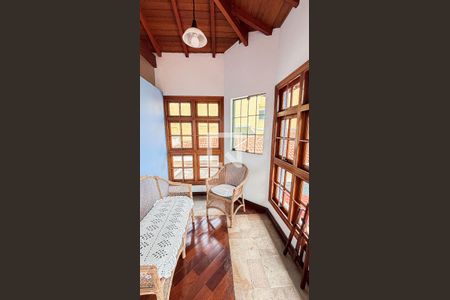 Casa à venda com 339m², 3 quartos e 5 vagas Casa à venda com 339m², 3 quartos e 5 vagasVaranda