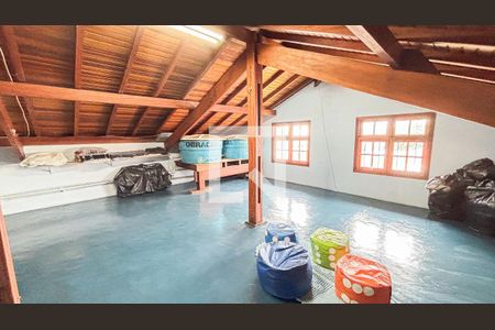 Casa à venda com 339m², 3 quartos e 5 vagas Casa à venda com 339m², 3 quartos e 5 vagasSótão