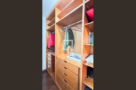 Casa à venda com 339m², 3 quartos e 5 vagas Casa à venda com 339m², 3 quartos e 5 vagasSuíte 3 - Closet