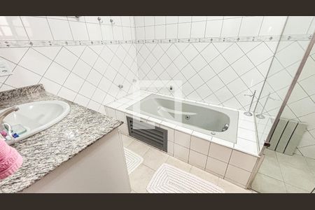 Casa à venda com 339m², 3 quartos e 5 vagas Casa à venda com 339m², 3 quartos e 5 vagasBanheiro da Suíte 1