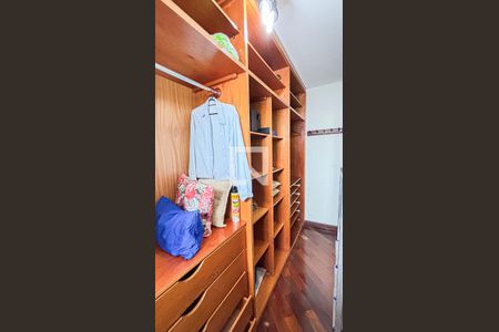 Casa à venda com 339m², 3 quartos e 5 vagas Casa à venda com 339m², 3 quartos e 5 vagasSuíte 2 - Closet