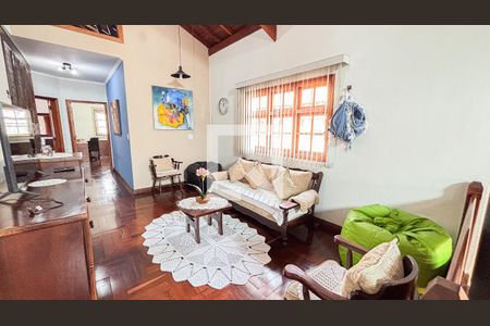 Casa à venda com 339m², 3 quartos e 5 vagas Casa à venda com 339m², 3 quartos e 5 vagasSala de TV