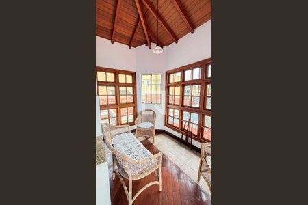 Casa à venda com 339m², 3 quartos e 5 vagas Casa à venda com 339m², 3 quartos e 5 vagasVaranda