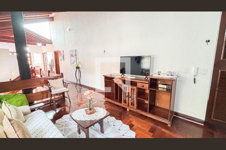 Casa à venda com 339m², 3 quartos e 5 vagas Casa à venda com 339m², 3 quartos e 5 vagasSala de TV