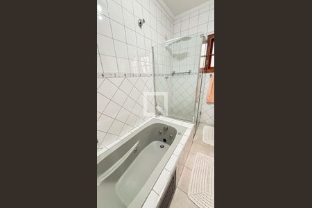 Casa à venda com 339m², 3 quartos e 5 vagas Casa à venda com 339m², 3 quartos e 5 vagasBanheiro da Suíte 1