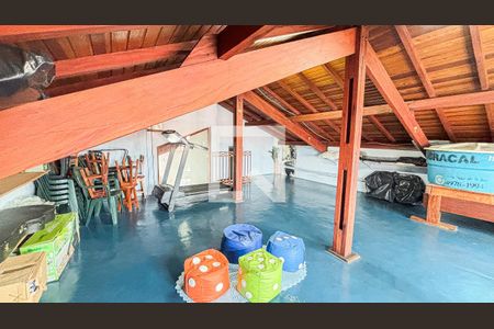 Casa à venda com 339m², 3 quartos e 5 vagas Casa à venda com 339m², 3 quartos e 5 vagasSótão