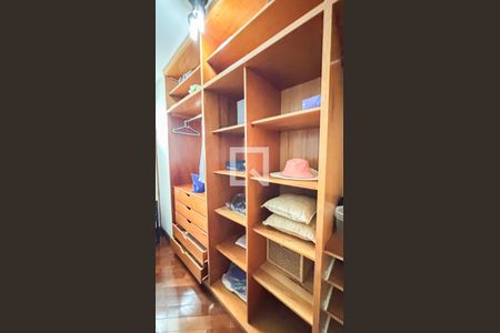 Casa à venda com 339m², 3 quartos e 5 vagas Casa à venda com 339m², 3 quartos e 5 vagasSuíte 2 - Closet