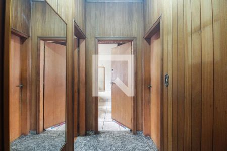 Casa à venda com 272m², 3 quartos e 5 vagasCorredor de Acesso Aos Quartos 