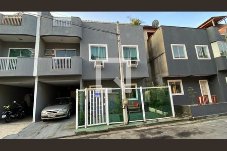 Casa à venda com 150m², 3 quartos e 2 vagas Casa à venda com 150m², 3 quartos e 2 vagasFachada