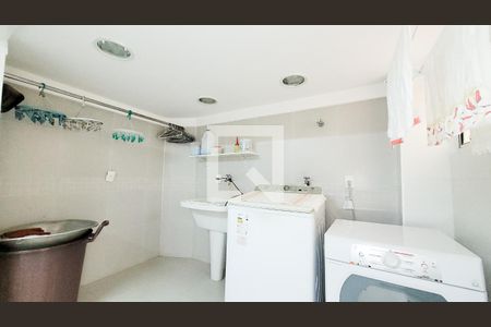 Casa de condomínio à venda com 492m², 4 quartos e 6 vagas Casa de condomínio à venda com 492m², 4 quartos e 6 vagasLavanderia