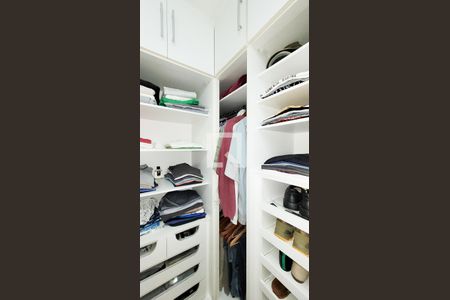 Casa de condomínio à venda com 492m², 4 quartos e 6 vagas Casa de condomínio à venda com 492m², 4 quartos e 6 vagasCloset da suíte master