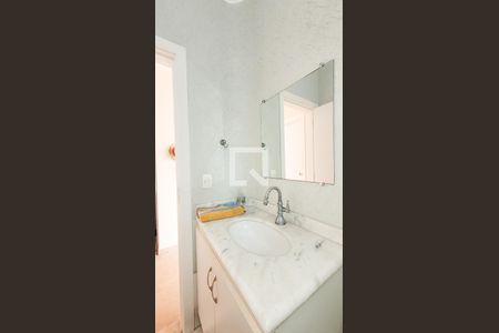 Casa de condomínio à venda com 492m², 4 quartos e 6 vagas Casa de condomínio à venda com 492m², 4 quartos e 6 vagasBanheiro externo