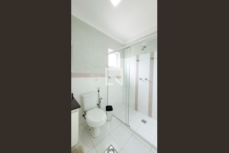 Casa de condomínio à venda com 492m², 4 quartos e 6 vagas Casa de condomínio à venda com 492m², 4 quartos e 6 vagasBanheiro dos Quartos