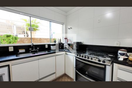 Casa de condomínio à venda com 492m², 4 quartos e 6 vagas Casa de condomínio à venda com 492m², 4 quartos e 6 vagasCozinha