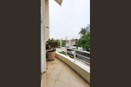 Casa de condomínio à venda com 492m², 4 quartos e 6 vagas Casa de condomínio à venda com 492m², 4 quartos e 6 vagasÁrea externa