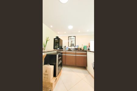 Casa de condomínio à venda com 492m², 4 quartos e 6 vagas Casa de condomínio à venda com 492m², 4 quartos e 6 vagasBar