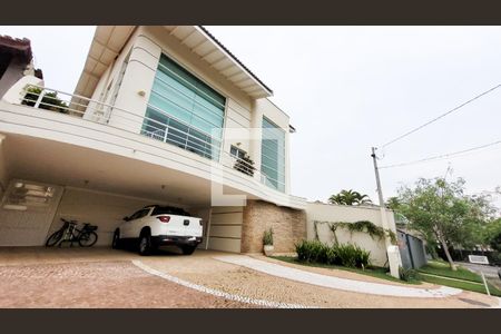 Casa de condomínio à venda com 492m², 4 quartos e 6 vagas Casa de condomínio à venda com 492m², 4 quartos e 6 vagasFachada
